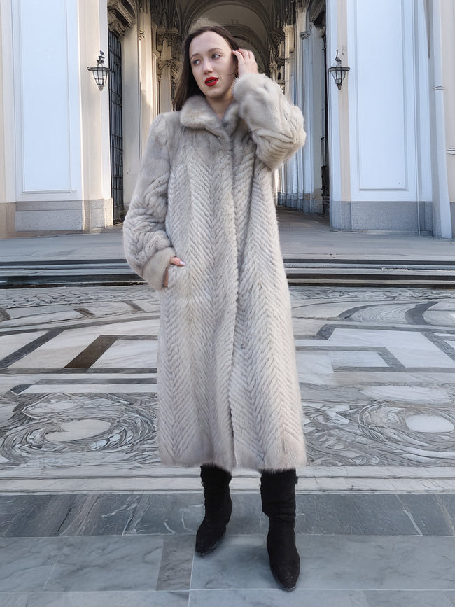 Pearl & Shadow – Herringbone Mink Elegance in Motion S