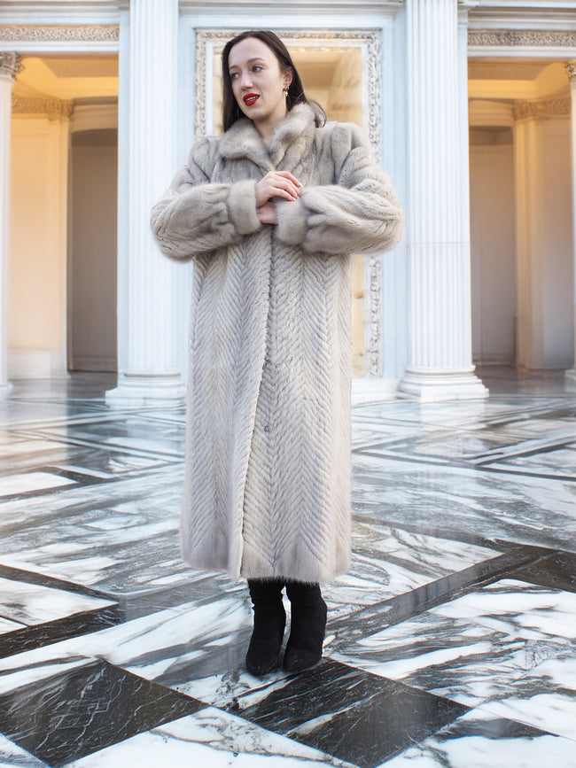 Pearl & Shadow – Herringbone Mink Elegance in Motion S