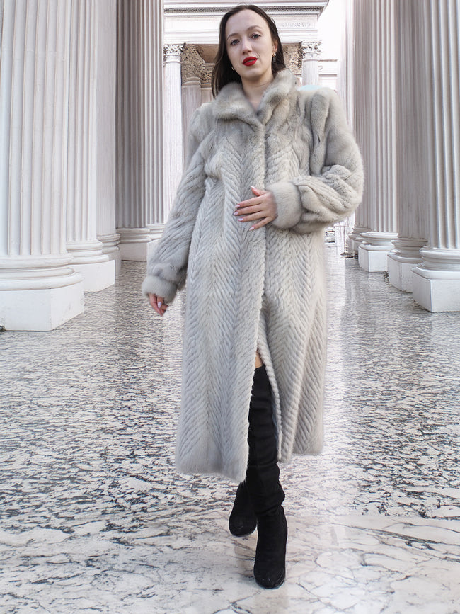 Pearl & Shadow – Herringbone Mink Elegance in Motion S