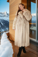 Engadin Siren Fuchspelz-Mantel, langer Saum und glatte Vorderpartie, heller Pelz