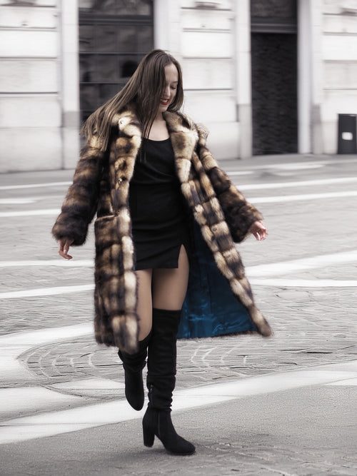 Long fur coat with horizontal stripe pattern, button closure and wide sleeves