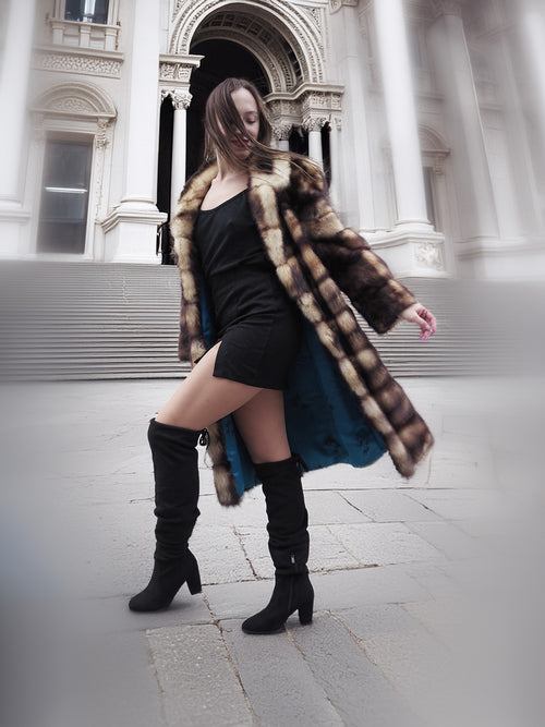 Horizontal-pattern fur coat with open front and long sleeves, dark brown/tan