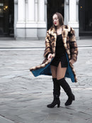 Fellmantel mit horizontalem Braun-Gold-Muster, Stehkragen und Knopfleiste