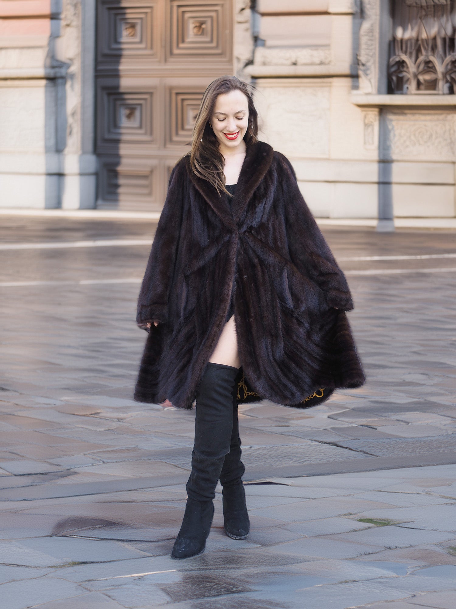 Model in mahogany mink swing coat XL/XXL with soft fur and classic cut. Elegant real fur fashion for cold-weather wear.