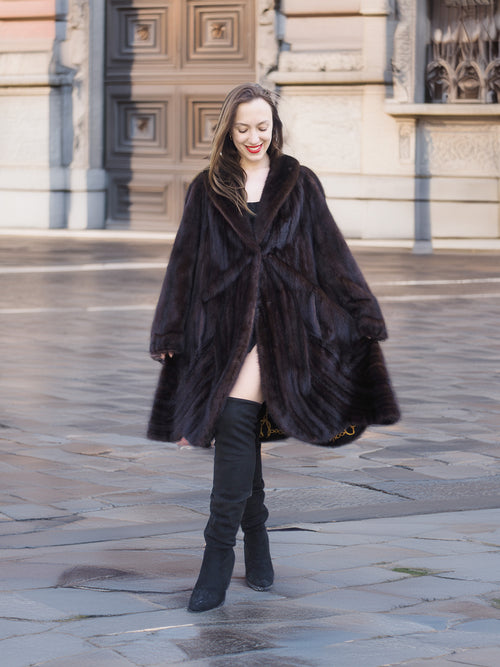 Model in mahogany mink swing coat XL/XXL with soft fur and classic cut. Elegant real fur fashion for cold-weather wear.