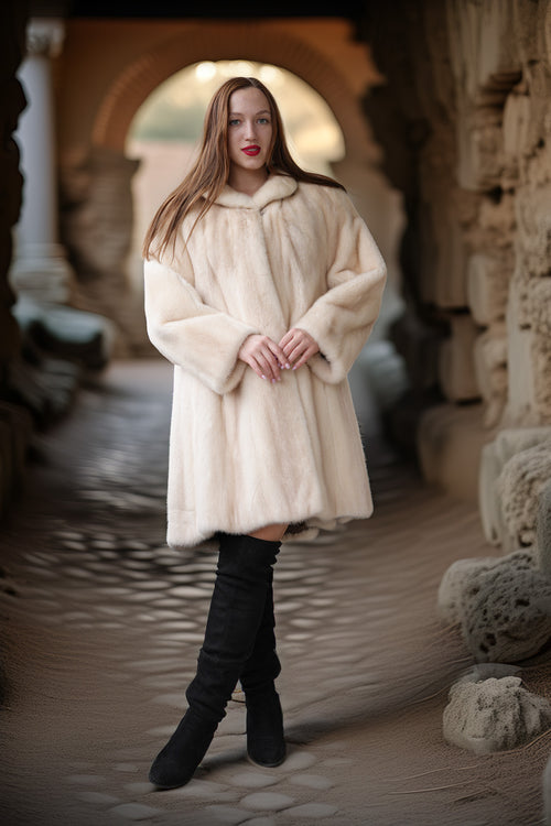 Minkmantel mit breitem Kragen, Knopfverschluss vorn, Swing-Schnitt in hellem Elfenbein