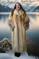 Purple Shoshana Furs: langer Islandfuchs-Fellmantel mit weitem Kragen und voluminösen Taschenärmeln