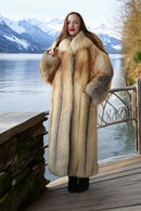 Langer Golden Island Fox Fellmantel mit geradem Saum, dunkelgrauen Taschenpartien an den Ärmeln