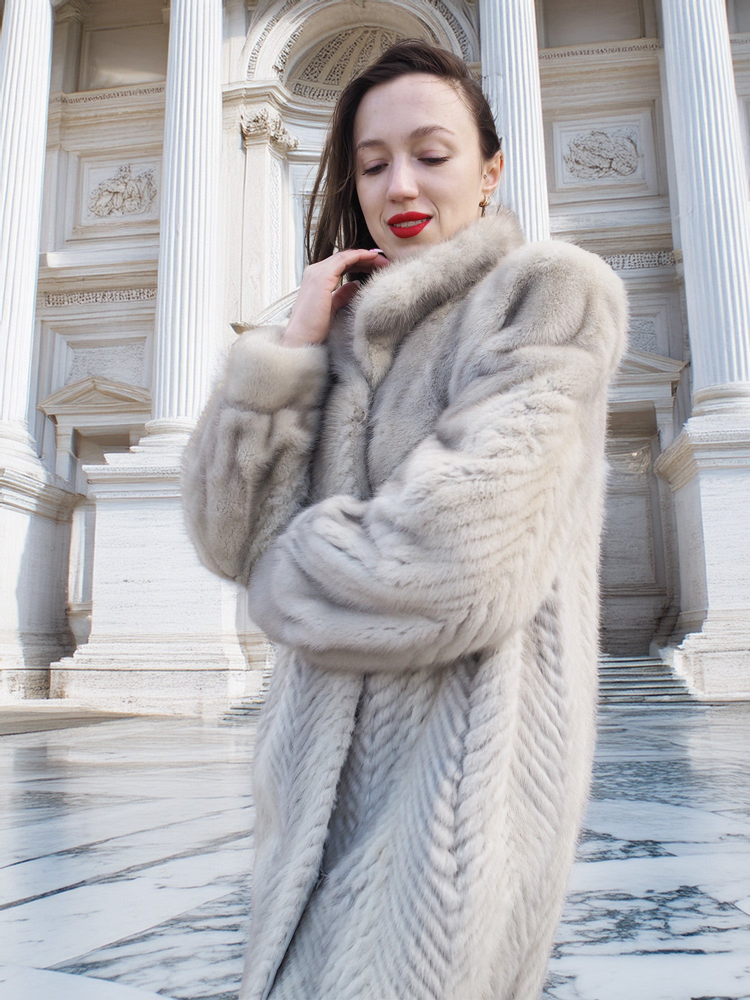 Pearl & Shadow – Herringbone Mink Elegance in Motion S
