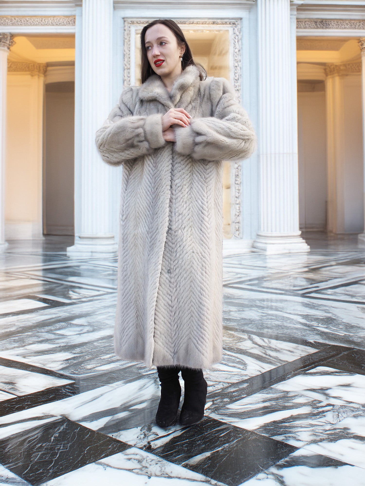 Pearl & Shadow – Herringbone Mink Elegance in Motion S