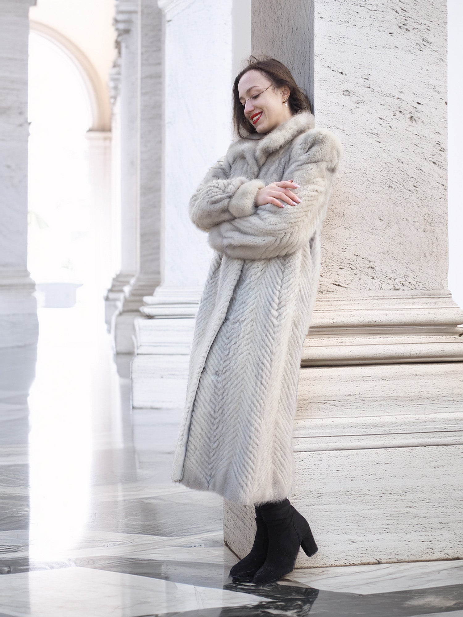 Pearl & Shadow – Herringbone Mink Elegance in Motion S
