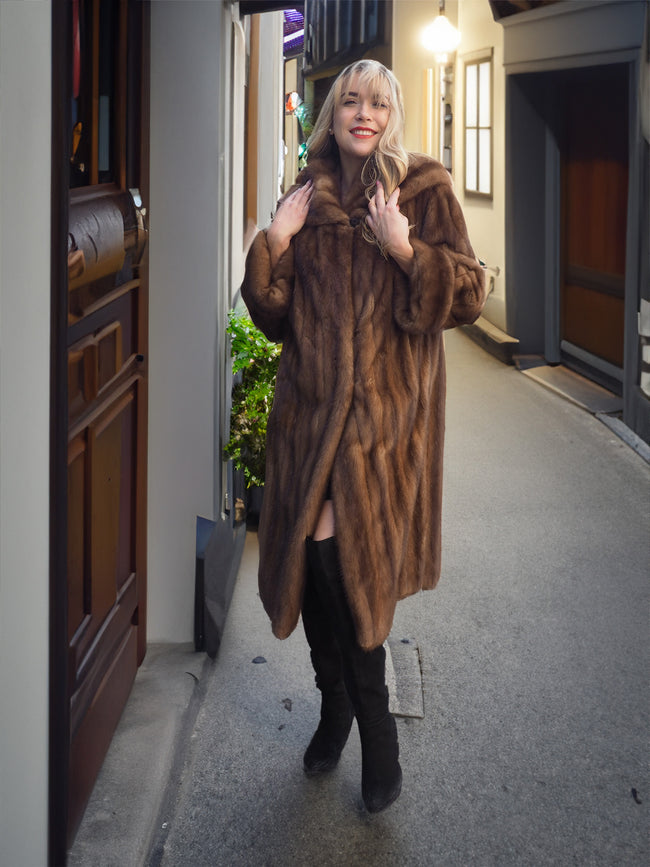 Women's Full Length Heavy Vintage Real Mink Fur Coat Size: Large