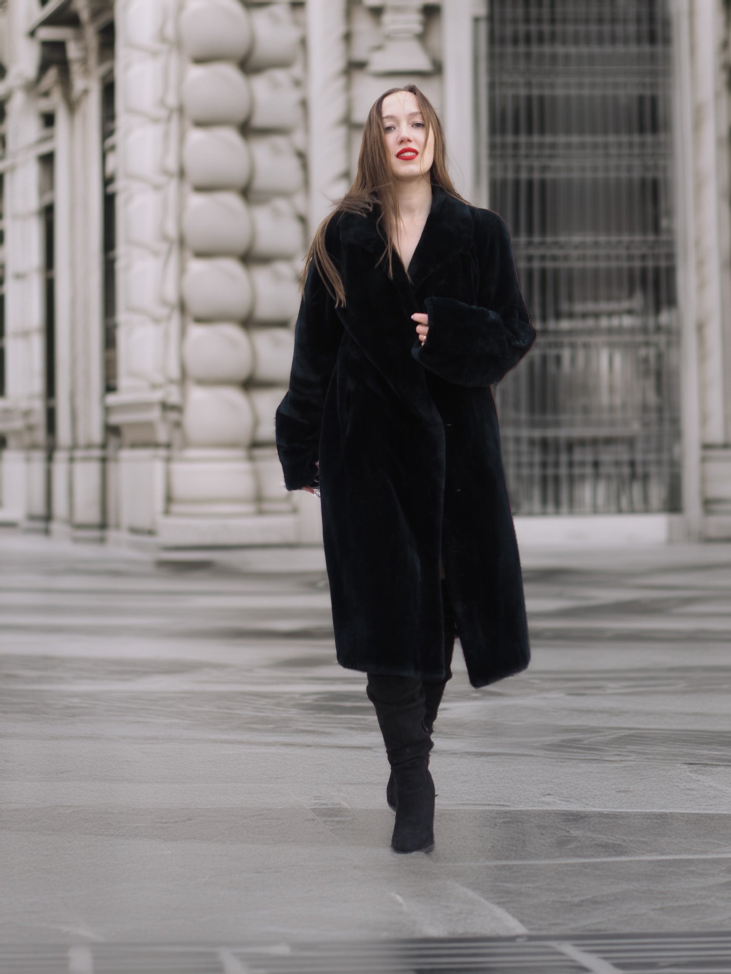 Sheard Deep Emerald Green Mink Fur Coat M Excellent styled on model in urban setting. Luxurious full-length mink outerwear ideal for winter fashion.