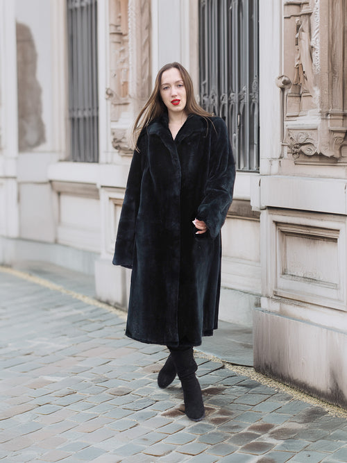 Sheard Deep Emerald Green Mink Fur Coat M Excellent styled with black boots, ideal for sophisticated winter outerwear in luxury apparel collections.