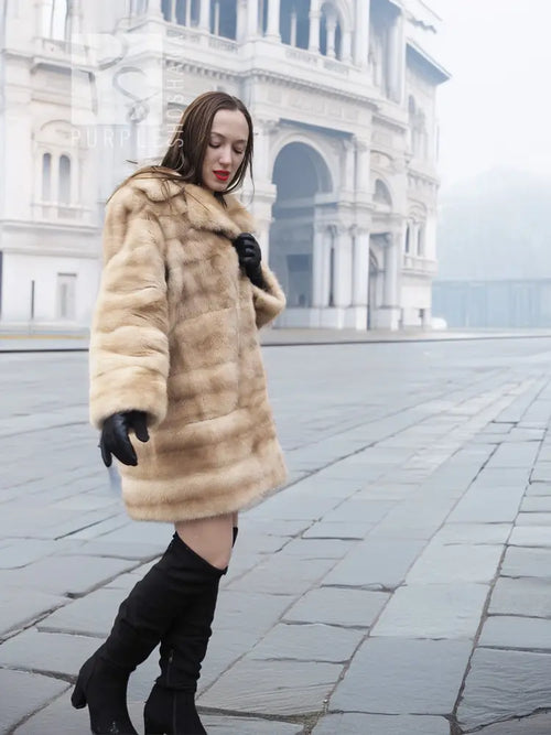 Pastellfarbene Nerz-Lederjacke mit Kapuze, kurzem Schnitt und breiten Taschen, M/L