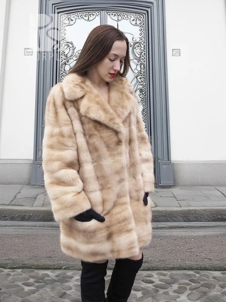 Nerzjacke in Pastellfarbe mit Kapuze und strukturierter Felloptik, Ärmel mit breiten Bündchen