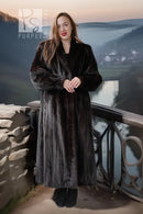 Black mink coat with long silhouette, front view and wide sleeves