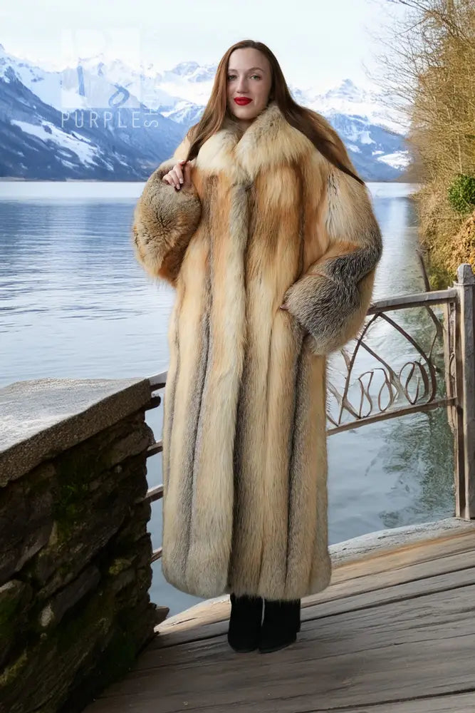 Langer Golden Island Fox Fellmantel mit geradem Saum, dunkelgrauen Taschenpartien an den Ärmeln