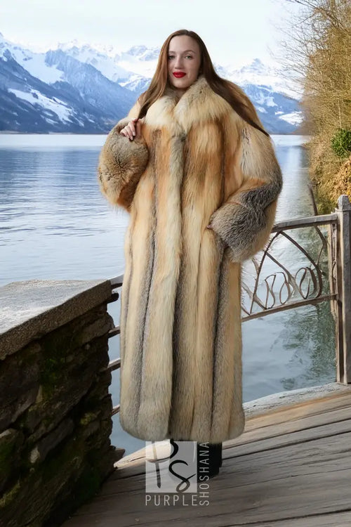 Langer Golden Island Fox Fellmantel mit geradem Saum, dunkelgrauen Taschenpartien an den Ärmeln