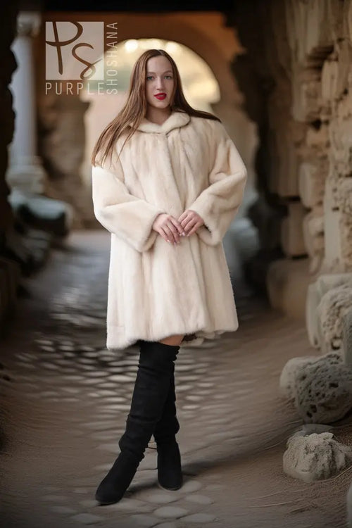 Minkmantel mit breitem Kragen, Knopfverschluss vorn, Swing-Schnitt in hellem Elfenbein