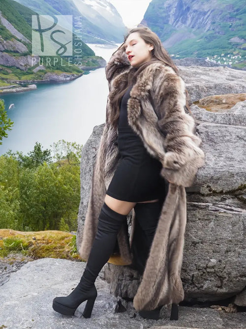 Raccoon fur coat for men, long hooded fur coat with thick collar and textured sleeves.
