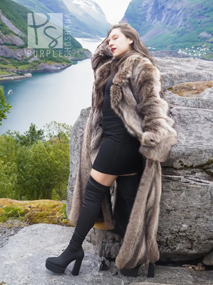 Raccoon fur coat for men, long hooded fur coat with thick collar and textured sleeves.