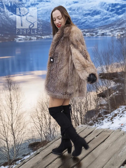 Women’s light brown fox fur coat, long sleeves, front opening, size M.