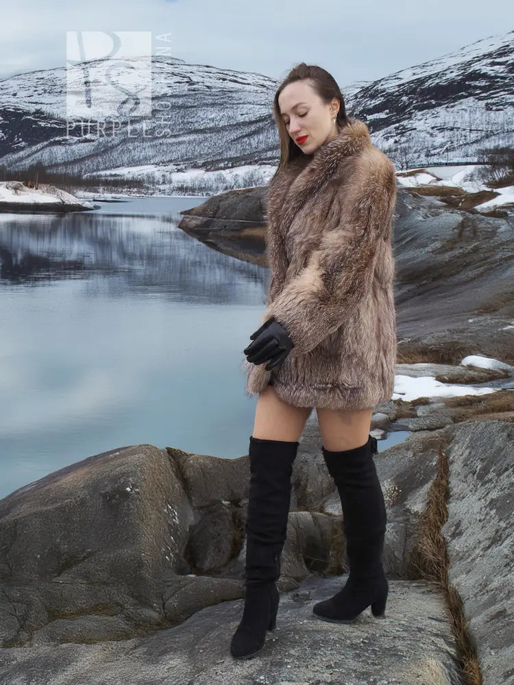 Brown fox-fur coat with cropped hem and side pockets, long sleeves, size M.