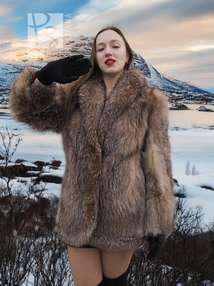 Women’s light brown short fox fur coat, full sleeves, size M.