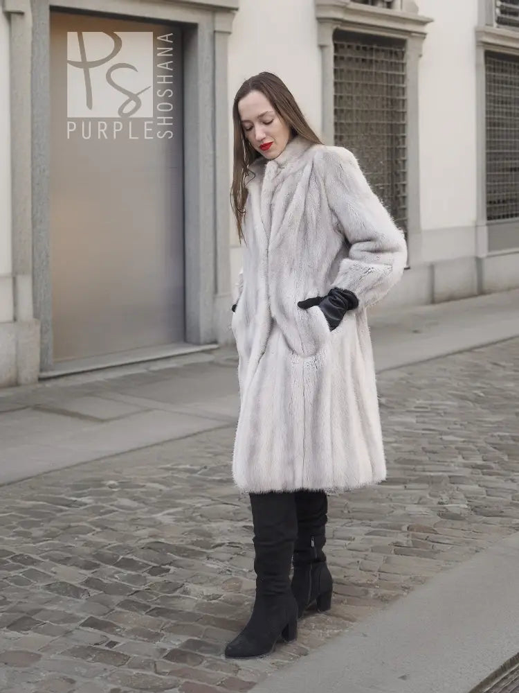 Light gray mink fur coat, long sleeves and stand collar, waist tie and side pockets