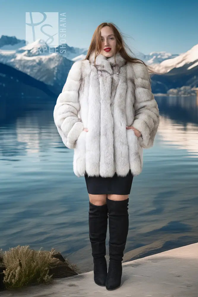 Light faux fur jacket, short and flared with vertical panel stitching and rounded cuffs
