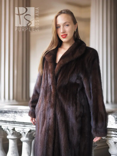 Mahogany mink fur coat with wide collar and straight shoulders, long sleeves