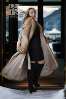Elfenbeinfarbener Waschbärmantel mit offenem Vorderteil, breiten Fellkragen und Ärmeln