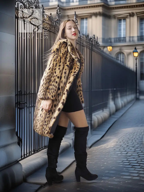 Leopard-pattern fur coat, oversized shoulder fit, tan with dark spots, open front